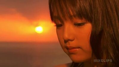 Ai Shinozaki - красивое видео, модель на пляже, на фоне захода солнца...