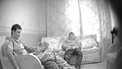 Домашнее частное русское порно на скрытую камеру. Парни заказали шлюху и без палева снимают свой секс на скрытую камеру. Группов