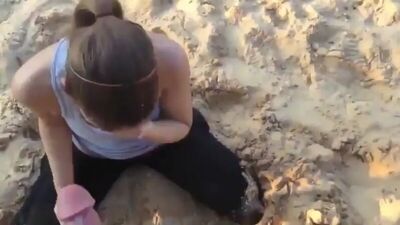 Девушка дрочит член на пляже и получает ...у на лицо (480p).mp4