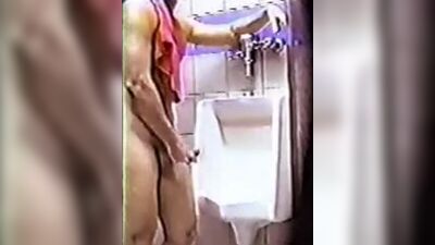 Мужики дрочат в раздевалке спортклуба