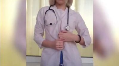 Врач в Витебске раздевается на рабочем месте и постит секси-фото в инстаграм