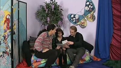 Продал жену на улице