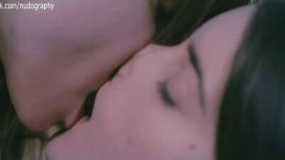 Лесбийский секс Марии Грасии Омени (María Gracia Omegna) и Алисии Родригес (Alicia Rodríguez) в фильме "Дикая киска" (Young & Wild, Joven y alocada, 2012, Мариали Ривас)