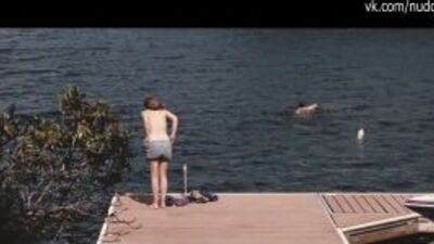 Попка Элизабет Олсен (Elizabeth Olsen) в фильме "Марта, Марси Мэй, Марлен" (Martha Marcy May Marlene, 2011, Шон Дуркин)