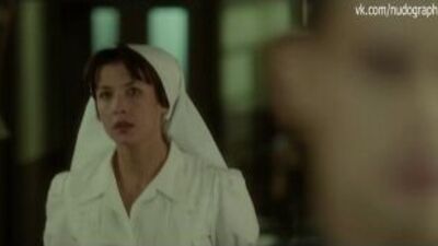 Сиськи Жюли Депардье (Julie Depardieu) и Мари Жиллен (Marie Gillain) в фильме "Женщины-агенты" (Les femmes de l'ombre, Female Agents, 2008, Жан-Поль Саломе)