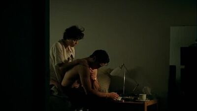 Сиськи Шарлиз Терон (Charlize Theron) в фильме "Ярды" (The Yards, 2000, Джеймс Грэй)