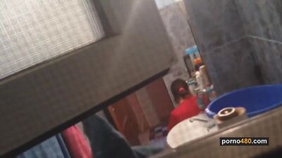 Подглядываю за соседкой в ванной HD