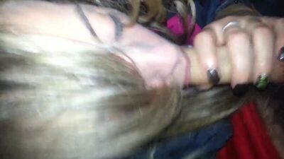 Шлюха отсосала в машине