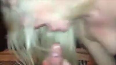 Блондинку имеет любовник а она сосёт у мужа