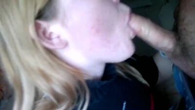 ПТУшница сосёт за деньги в подъезде - любительское видео секс порно домашнее минет вписка пьяная бухая сосет молодая малолетку