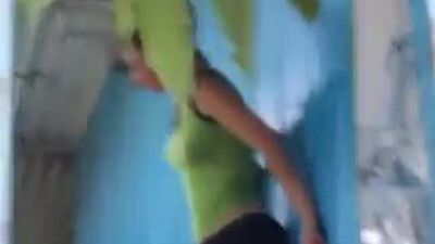 Пьяная девушка ссыт на остановке- русский видео-арт