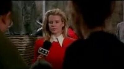 Абсолютно голые модели на подиуме.