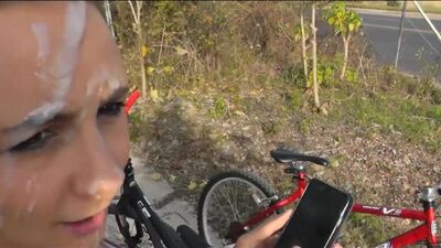 Смачно кончил на лицо красивой девушке на улице и она с кончиной на лице поехала на велике по району