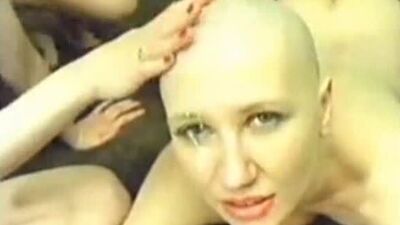 Кончил, много спермы на голову лысой женщине (Cum_on_bald_head)