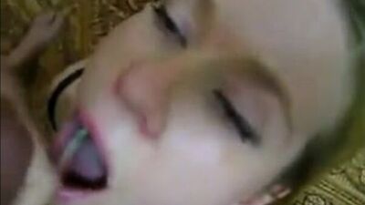 Молодую 18летнюю школьницу трахает взрослый зрелый мужик Домашнее частное любительское Young skinny 18yo teen schoolgirl and old