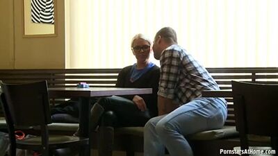 #Орал# Отличный секс в кафе. (Оличный секс в общественном месте, хороший отсос и зачетные сиськи.)(Cмотреть домашнее порно видео онлайн бесплатно: глубокий минет и правильный миньет, большие и побольше огромные сиськи зрел, русский анал зрелых.)