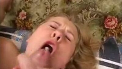 На вписке жестко трахают в анал пьяную первокурсницу Юлю пустили по кругу Домашнее порно Young schoolgirl teen anal threesome. S