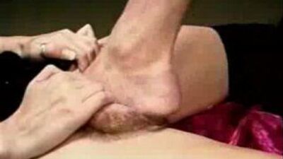 Мужик засовывает голову бабе в пизду