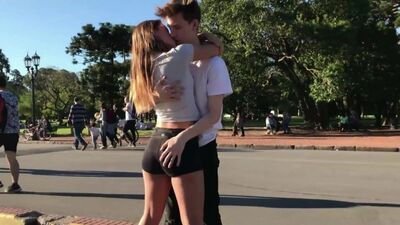 BESOS FÁCILES _ BESANDO A DESCONOCIDAS _ Kissing prank