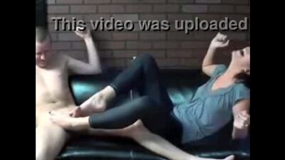 Девушка бьёт по яйцам