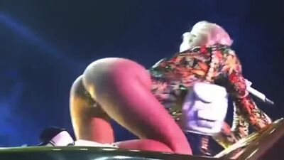 МАЙЛИ САЙРУС раком показывает киску. Грудь. Голые знаменитости. Эротические сцены. Секс. Сиськи. Попа. Топлес. Актрисы. Эротика