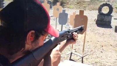 Киану Ривз показал навыки владения оружием на стрельбище