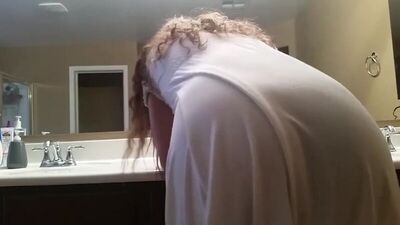 (Домашнее порно) Просто прелестная девушка ебет себя вибратором