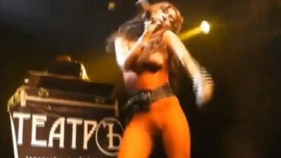 Голая на сцене – эксцентричная певица из России раздевается прямо на сцене