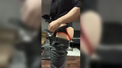 Горячий азиатский мужик раздевается и дрочит