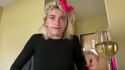 Настя Ивлеева показала грудь задрала кофту засветила сиськи голая грудь блогерш слив Ивлеевой приватное видео взяла в рот