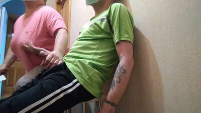 Незнакомец дрочит мне в коридоре поликлиники