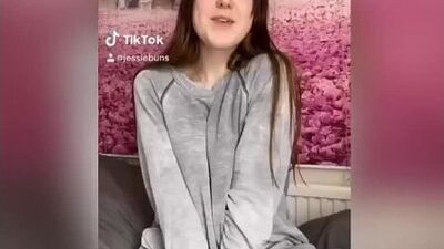 Семеро парней дали тёлке на рот и устроили экстремальный буккаке (полное видео можно найти в описании к видео)