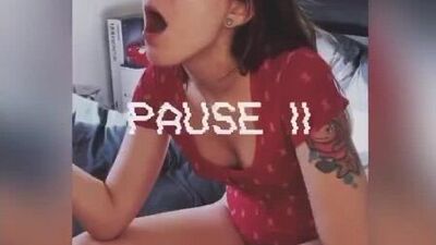 Почавкала пиздой возле микрофона и сладенько подрочила себе (полное видео можно найти в описании к видео)