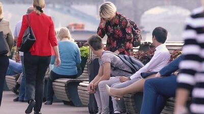 Девушка потекла при виде карлика (юмор прикол пранк пошлое секси видео шутка розыгрыш Sexy Video Explicit humor fun prank)