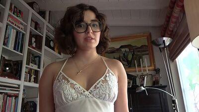 Застенчивая возбужденная девушка нуждается в сексе от отчима