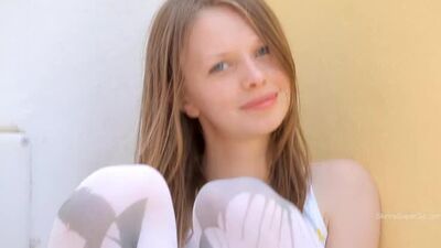 Глория показывает свою сладкую киску