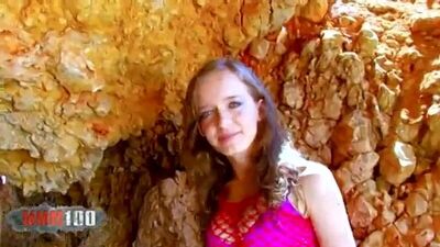 Рыжая француженка на берегу