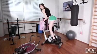 Связал ручки и трахнул в спортзале