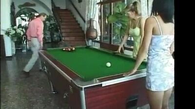 Трах красоток на бильярдном столе