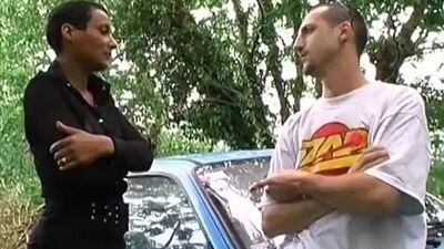 Девушка с короткой стрижкой оттрахана на чистом воздухе