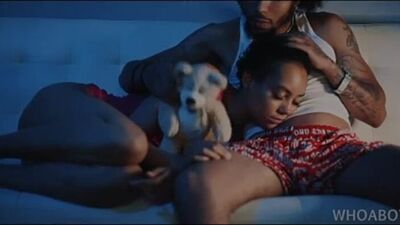 Дает на клык девочке