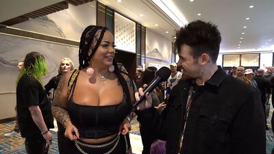 Награды 2023! Что сделали бы эти горячие порнозвезды за бесплатную футболку?