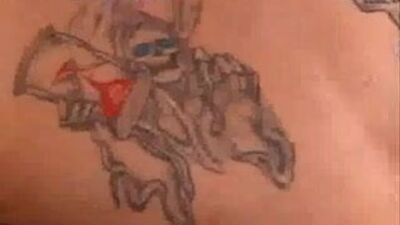 Молодые парни идут обнаженными