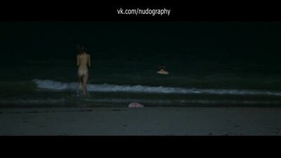 Голая Минка Келли (Minka Kelly) в океане