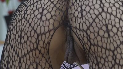 Доминика трясет задницей, большие половые губы