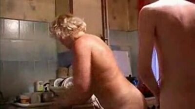 Маму на кухне. Русское, домашнее, секс, порно, видео, мама, сын, зрелые, частное, минет, анал