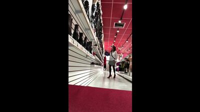 Шоппинг в местном магазине после работы