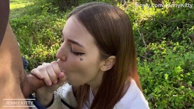 Сестра пошла на контакт в парке