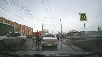 Женщина на пешеходном попала ногой в яму. Омск