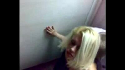 Нарезка быстрого траха в туалете.